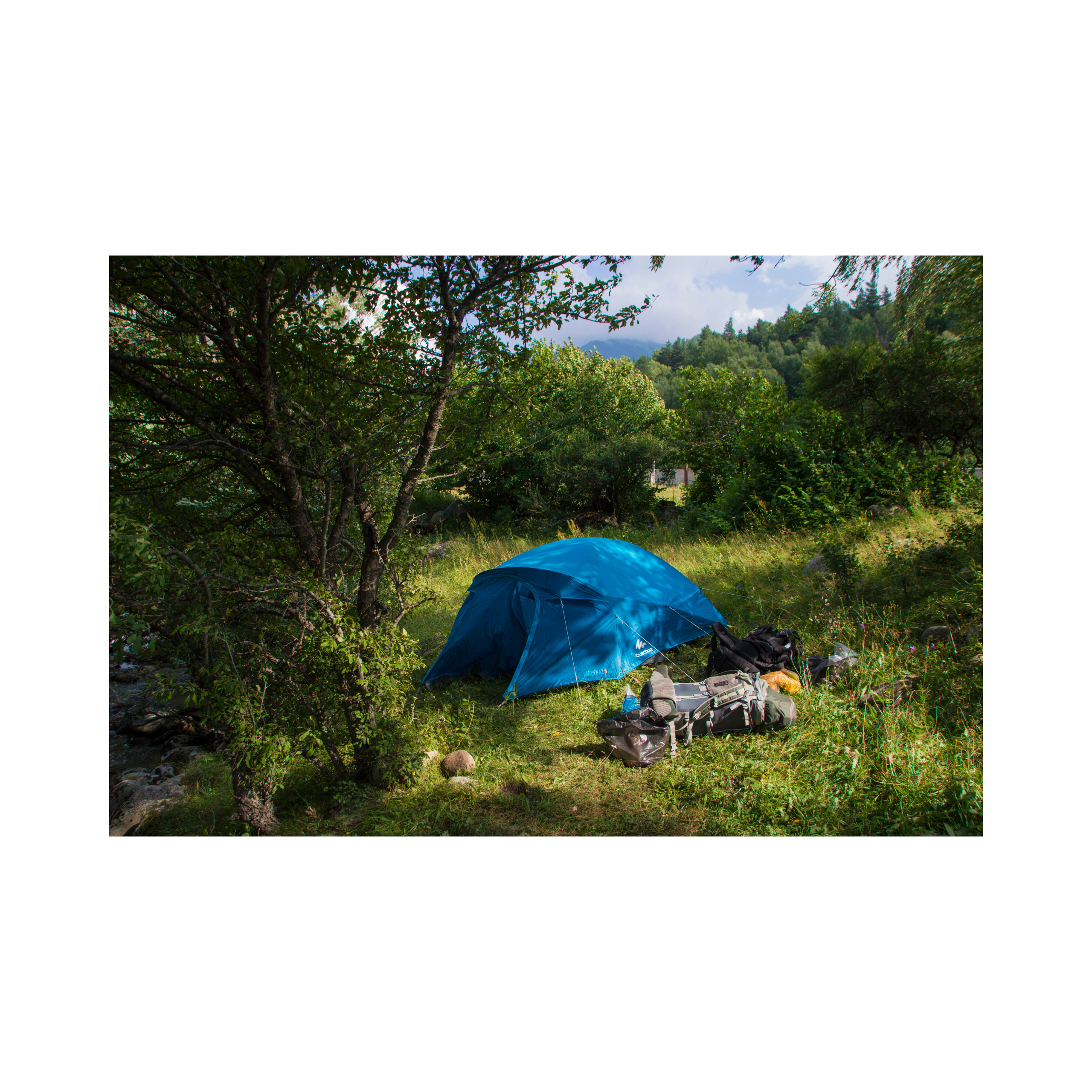 Najlepsze sprzęty na letni biwak – co zabrać na wakacje pod namiotem?